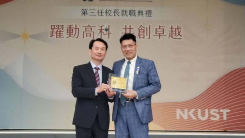 各地校友會校友致贈吳忠信校長履新紀念品。（漾新聞記者陳雯萍攝）