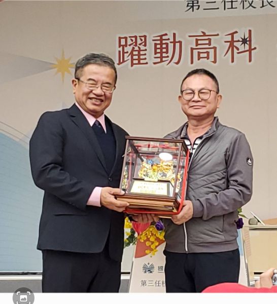 各地校友會校友致贈紀念品與卸任校長楊慶煜。（漾新聞記者陳雯萍攝）