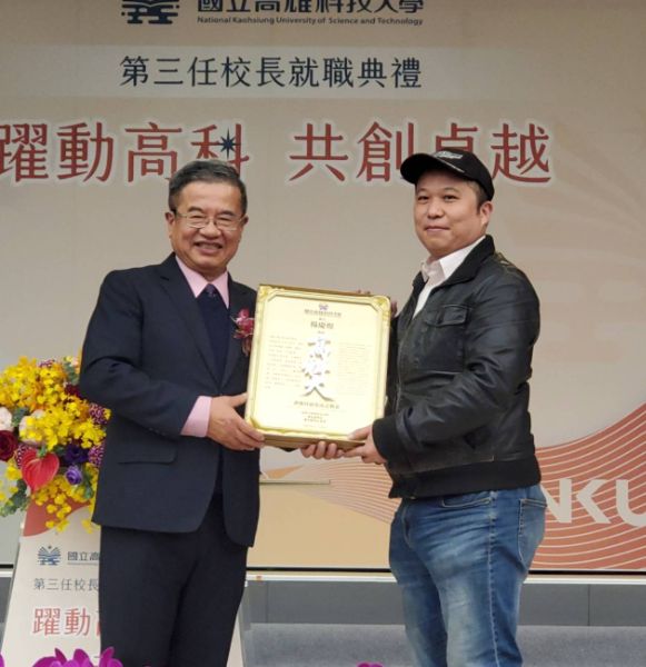 各地校友會校友致贈紀念品與卸任校長楊慶煜。（漾新聞記者陳雯萍攝）