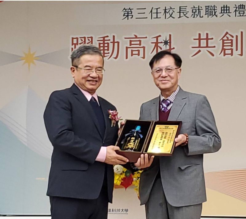 各地校友會校友致贈紀念品與卸任校長楊慶煜。（漾新聞記者陳雯萍攝）