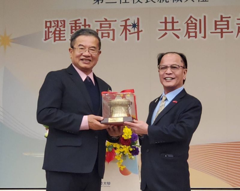 各地校友會校友致贈紀念品與卸任校長楊慶煜。（漾新聞記者陳雯萍攝）