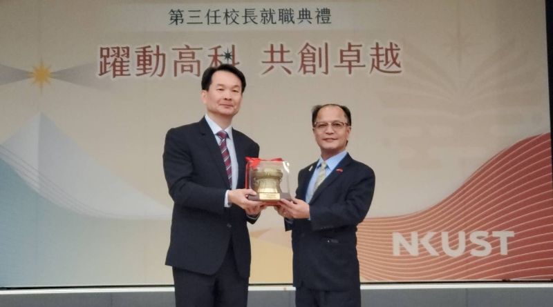 各地校友會校友致贈吳忠信校長履新紀念品。（漾新聞記者陳雯萍攝）