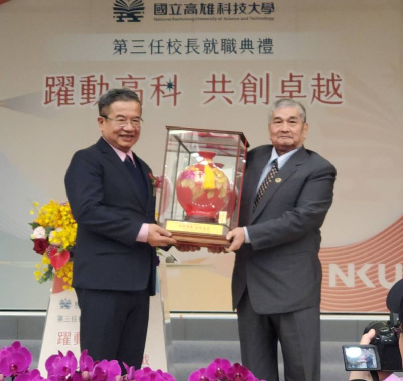 各地校友會校友致贈紀念品與卸任校長楊慶煜。（漾新聞記者陳雯萍攝）