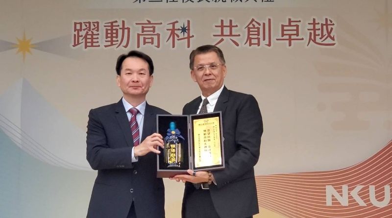 各地校友會校友致贈吳忠信校長履新紀念品。（漾新聞記者陳雯萍攝）