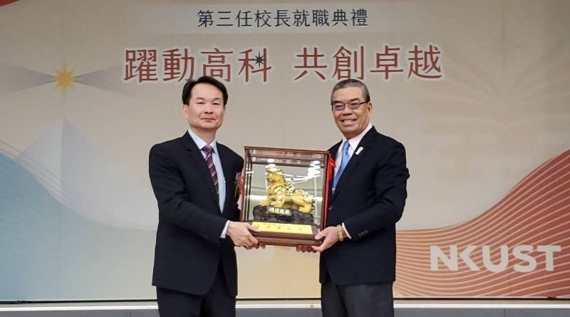 校友會長聯誼會會長吳勝松致贈紀念品與新任校長吳忠信。（漾新聞記者陳雯萍攝）