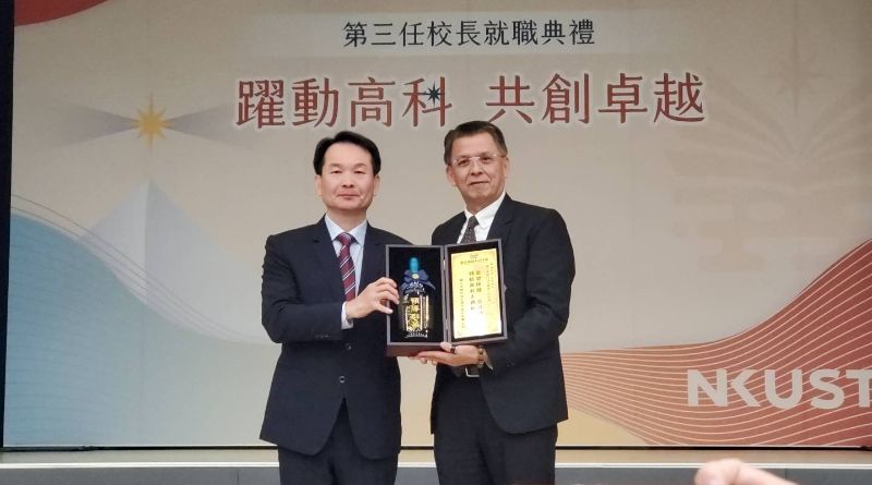 各地校友會校友致贈吳忠信校長履新紀念品。（漾新聞記者陳雯萍攝）