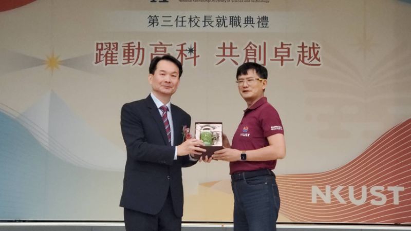 各界致贈吳忠信校長履新紀念品。（漾新聞記者陳雯萍攝）