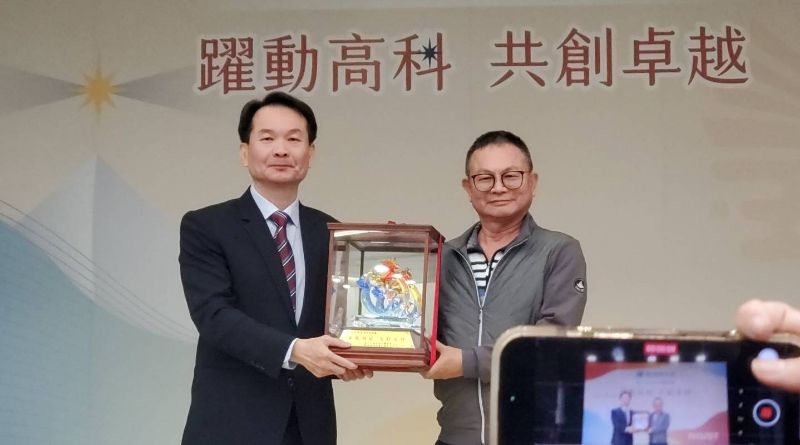 各地校友會校友致贈吳忠信校長履新紀念品。（漾新聞記者陳雯萍攝）