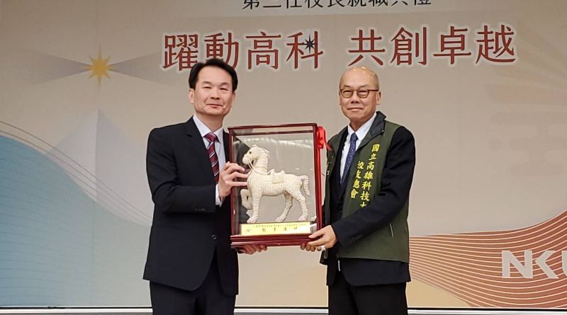 高科大校友總會總會長朱溥霖（右）致贈紀念品與新任校長吳忠信。（漾新聞記者陳雯萍攝）