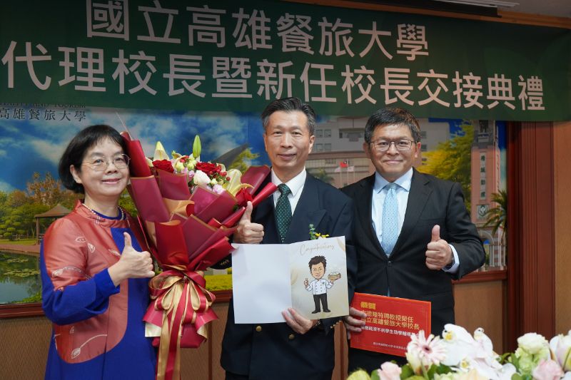 高師大教育學院丘愛鈴院長(左一)獻花給方德隆校長(中)，教育系張炳煌主任(右一)贊助清寒獎助學金，呼應方校長對弱勢學生的關懷。
