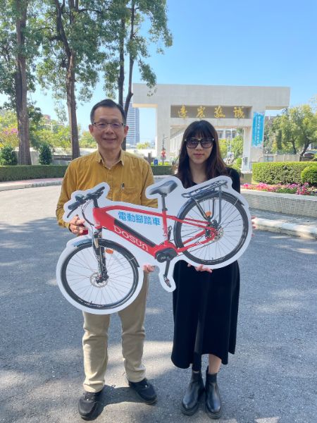 今天(2／10)早上，高師大獅子會由會長凌錦慧代表，將宏法寺慈恩育幼協會的物資與新台幣伍萬元送到高師大，由學務處杜明德代表接受。