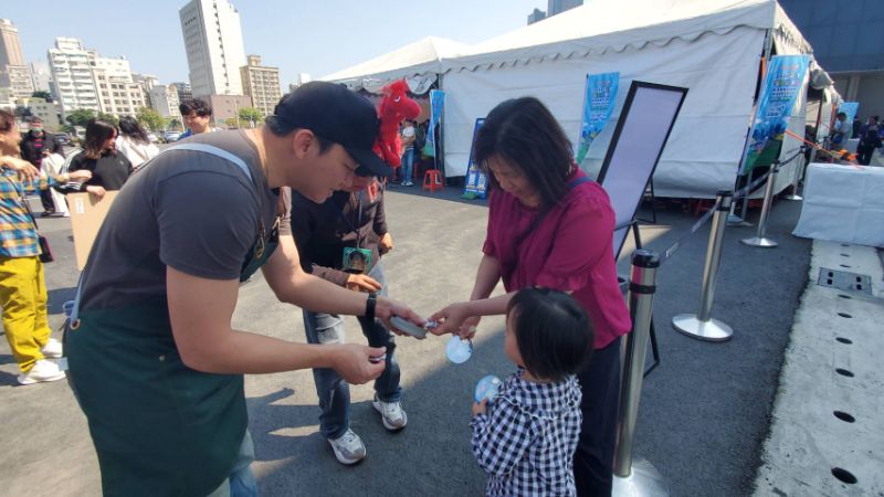 冬日遊樂園寫生首日，教育局長吳立森協同副局長劉靜文、社教科長李靖葦、新上國小校長王彥嵓發送超人力霸王小禮物，親子爭相索取，現場熱鬧滾滾。（漾新聞記者陳雯萍攝）