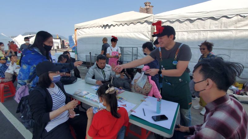 冬日遊樂園寫生首日，教育局長吳立森協同副局長劉靜文、社教科長李靖葦、新上國小校長王彥嵓發送超人力霸王小禮物，親子爭相索取，現場熱鬧滾滾。（漾新聞記者陳雯萍攝）