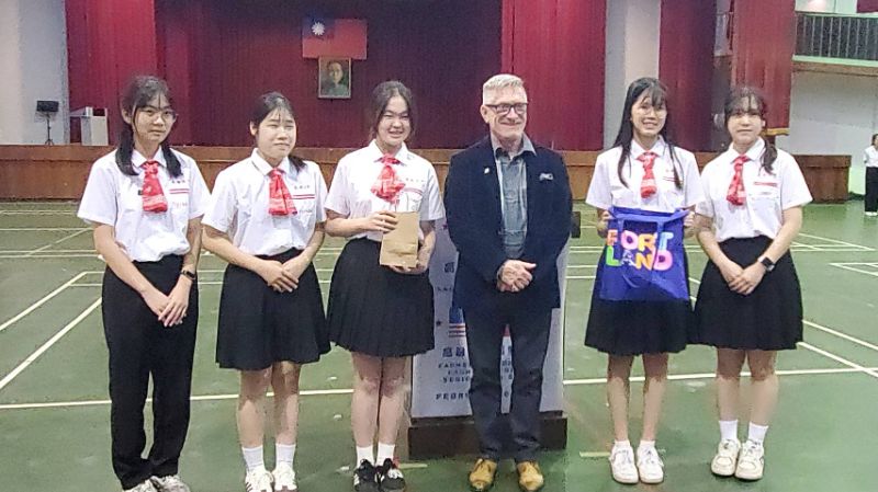 波特蘭市議會議員丹・瑞恩（Dan Ryan）代表致贈樂儀隊學生禮物，由禮賓生代表接受。(漾新聞記者陳雯萍攝)