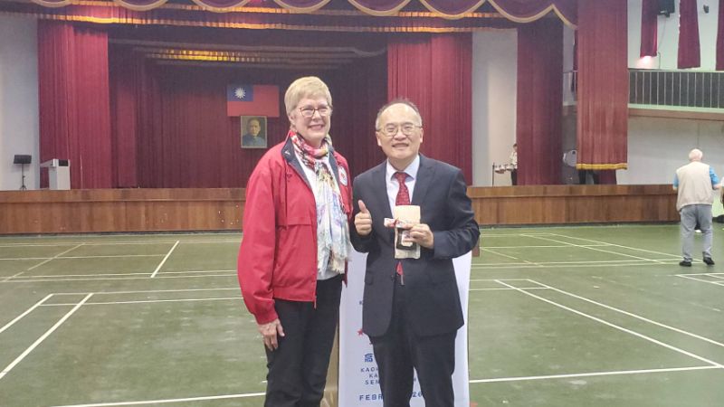 雄女校長鄭文儀與訪問團成員交換禮物。(漾新聞記者陳雯萍攝)