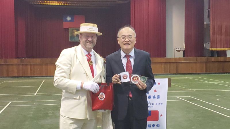 雄女校長鄭文儀與訪問團成員交換禮物。(漾新聞記者陳雯萍攝)