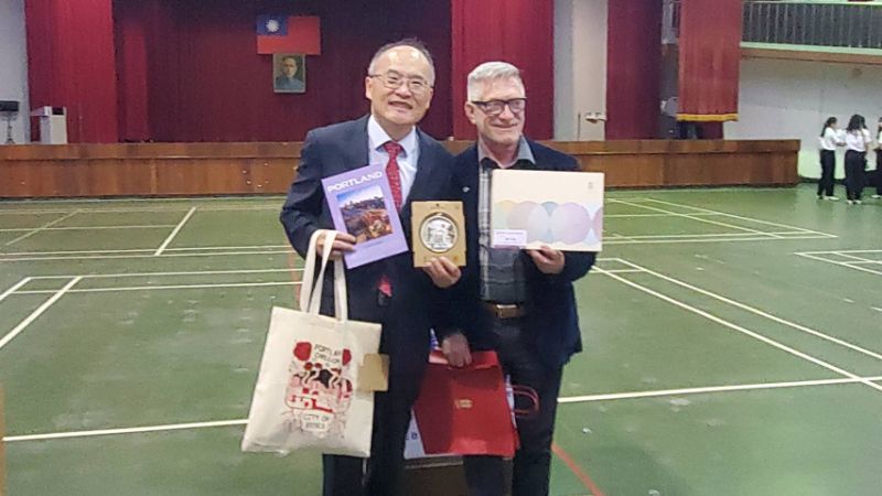 雄女校長鄭文儀(左)與波特蘭市議會議員丹・瑞恩（Dan Ryan）互贈禮物。(漾新聞記者陳雯萍攝)
