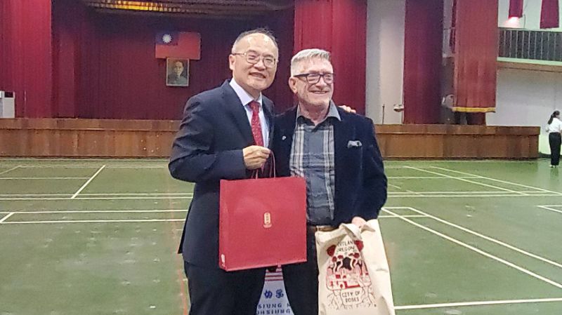 雄女校長鄭文儀(左)與波特蘭市議會議員丹・瑞恩（Dan Ryan）互贈禮物。(漾新聞記者陳雯萍攝)