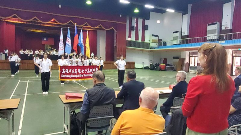 雄女樂儀隊現場進行精彩演出，大獲訪問團肯定。(漾新聞記者陳雯萍攝)