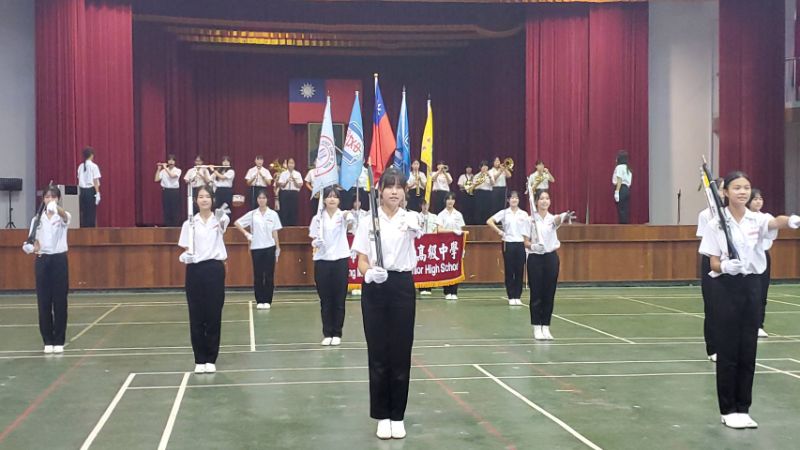 雄女樂儀隊現場進行精彩演出，大獲訪問團肯定。(漾新聞記者陳雯萍攝)