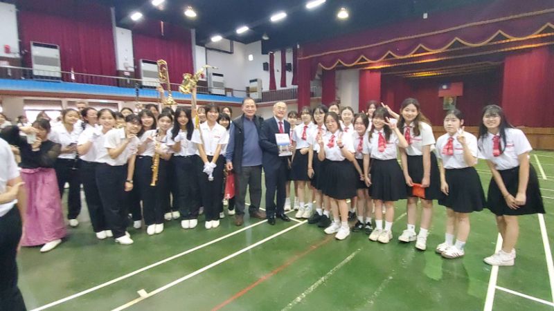 雄女校長鄭文儀(中右)與波高姊妹市協會會長陳紀昭(中左)與雄女樂儀隊及禮賓學生合影。(漾新聞記者陳雯萍攝)