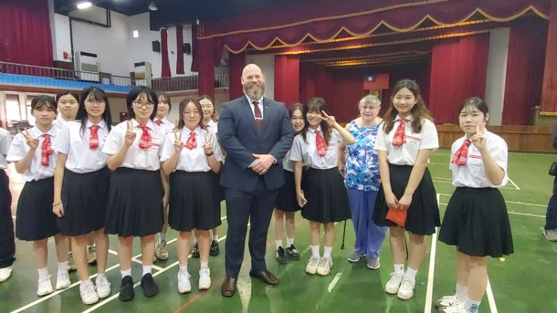 訪問團成員與雄女禮賓生合影。(漾新聞記者陳雯萍攝)