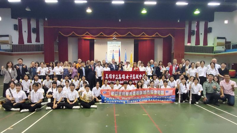 美國姊妹市波特蘭訪問團26日上午特別造訪高雄女中，觀賞雄女樂儀隊的精彩演出，受到雄女師生的熱烈歡迎。(漾新聞記者陳雯萍攝)