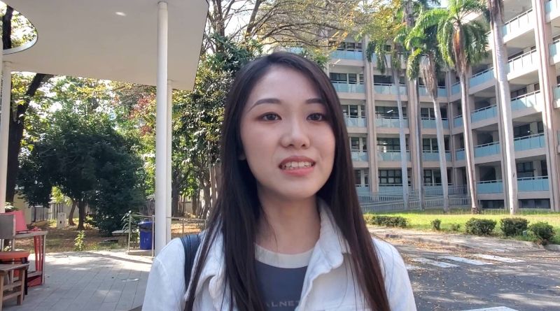 雄女校友，過去也是雄女儀隊，目前就讀台藝大廣播電視學系研究所的何書嫻，也被邀請回母校擔任儀隊助理，並成為此行帶隊出訪的6位師長之一。(漾新聞記者陳雯萍攝)