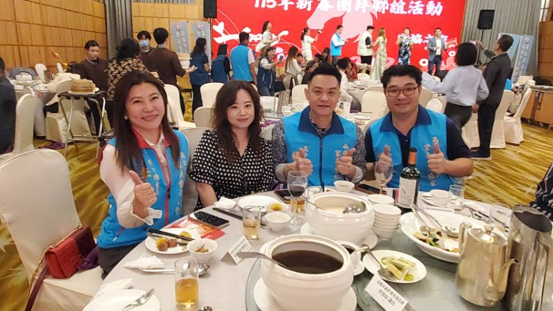 三位總會長合影，左起國中組李淑媛、高中組楊彥希夫人、楊彥希、國小組謝其松。(漾新聞記者陳雯萍攝)