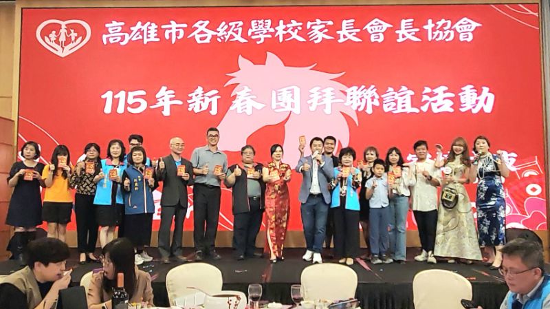 在互動節目中，家長會長、校長猜對歌名上台獻唱，還獲得限額文創商品，歡樂無比。(漾新聞記者陳雯萍攝)