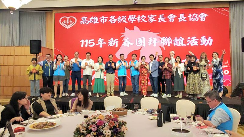 在互動節目中，家長會長、校長猜對歌名上台獻唱，還獲得限額文創商品，歡樂無比。(漾新聞記者陳雯萍攝)