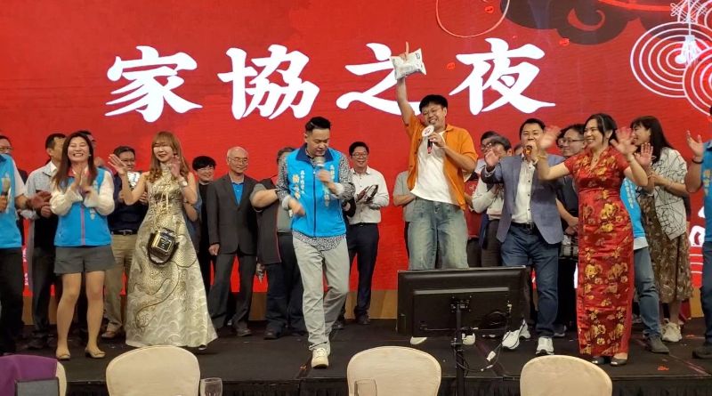 家長會長、校長猜對歌名上台獻唱，載歌載舞，大家撂落去，盡情歡樂無比。(漾新聞記者陳雯萍攝)