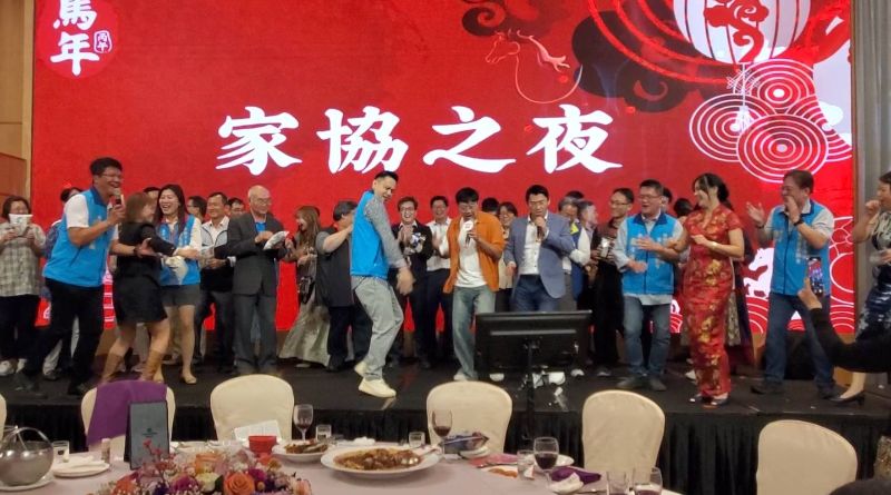 家長會長、校長猜對歌名上台獻唱，載歌載舞，大家撂落去，盡情歡樂無比。(漾新聞記者陳雯萍攝)