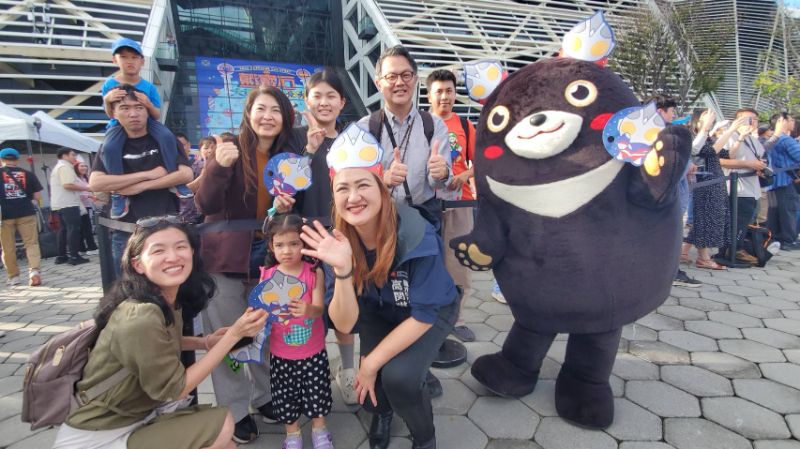 觀光局長高閔琳帶著高雄熊，在閉幕式後，與民眾一起合影。(漾新聞記者陳雯萍攝)