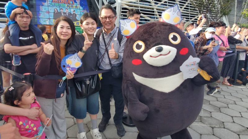 民眾在閉幕式後，爭相與高雄熊合影。(漾新聞記者陳雯萍攝)