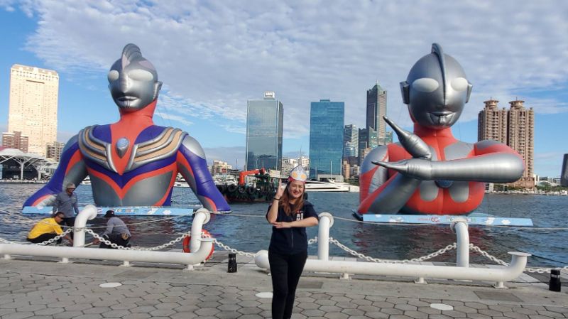 觀光局長高閔琳在閉幕式後，與同框的超人力霸王合影，留下珍貴畫面。(漾新聞記者陳雯萍攝)