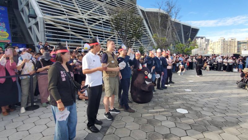 副市長李懷仁、觀光局長高閔琳、運發局長侯尊堯、教育局長吳立森、青年局長林楷軒及觀光協會代表，帶領民眾，閉幕式後，揮別跨世代同框的超人力霸王迪卡與初代超人力霸王，相約明年冬日遊樂園再相見。(漾新聞記者陳雯萍攝)