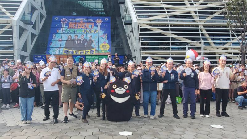 副市長李懷仁、觀光局長高閔琳、運發局長侯尊堯、教育局長吳立森、青年局長林楷軒及觀光協會代表，帶領民眾，閉幕式後，揮別跨世代同框的超人力霸王迪卡與初代超人力霸王，相約明年冬日遊樂園再相見。(漾新聞記者陳雯萍攝)