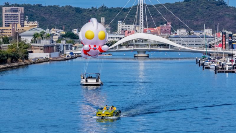 8米高「Q版初代超人力霸王」氣膜也繞行愛河灣驚喜同框來相見。(漾新聞記者陳雯萍攝)