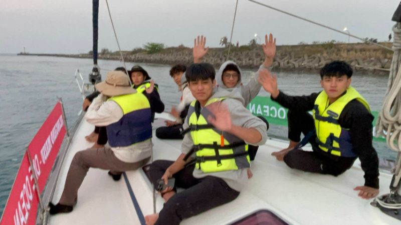 迎接來自帛琉的無私分享號駛入高雄港，高師大學生在移動式的教室進行海上體驗。