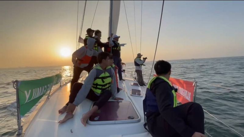 迎接來自帛琉的無私分享號駛入高雄港，高師大學生在移動式的教室進行海上體驗。