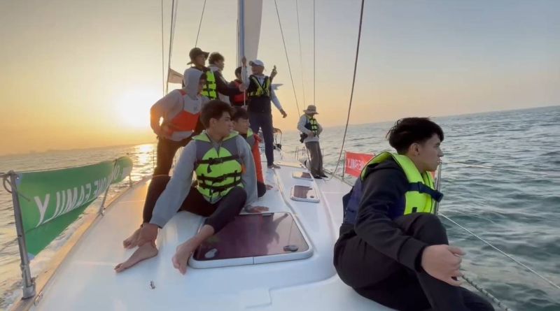 迎接來自帛琉的無私分享號駛入高雄港，高師大學生在移動式的教室進行海上體驗。