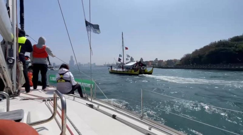 迎接來自帛琉的無私分享號駛入高雄港，高師大學生在移動式的教室進行海上體驗。