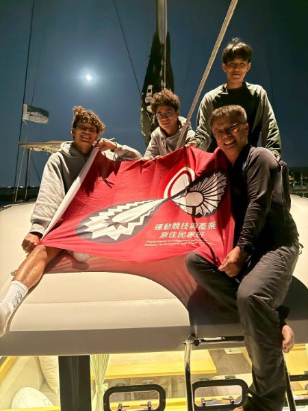 迎接來自帛琉的無私分享號駛入高雄港，高師大學生在移動式的教室進行海上體驗。