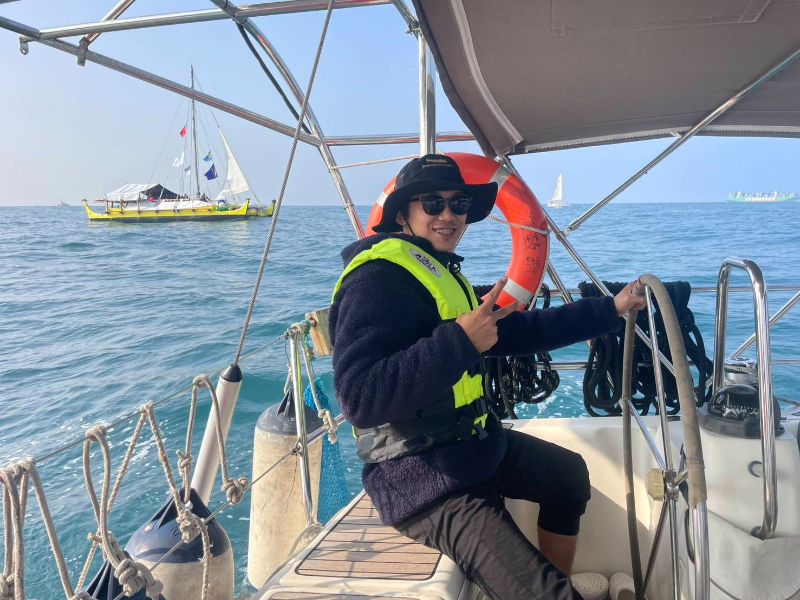 迎接來自帛琉的無私分享號駛入高雄港，高師大學生在移動式的教室進行海上體驗。