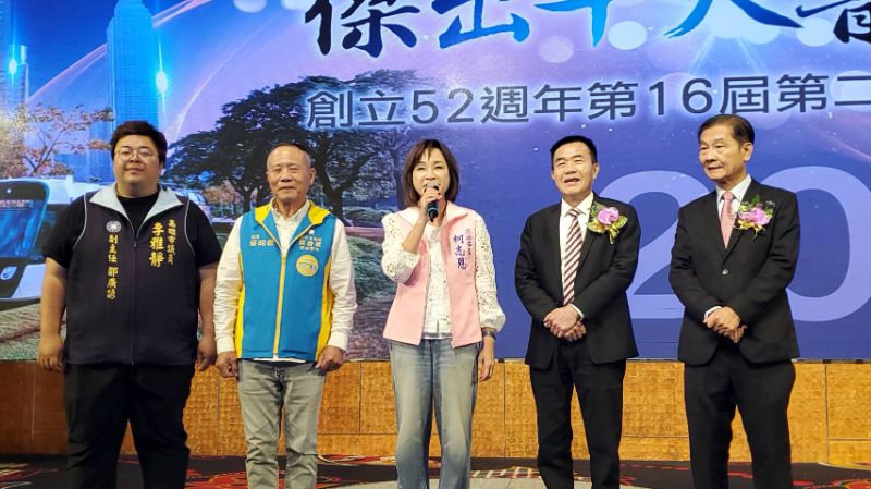 立委柯志恩肯定高雄會理事長李慶傳舉辦選拔活動的意義，而且特別選在三八婦女節頒獎，是對婦女的高度重視。(漾新聞記者陳雯萍攝)