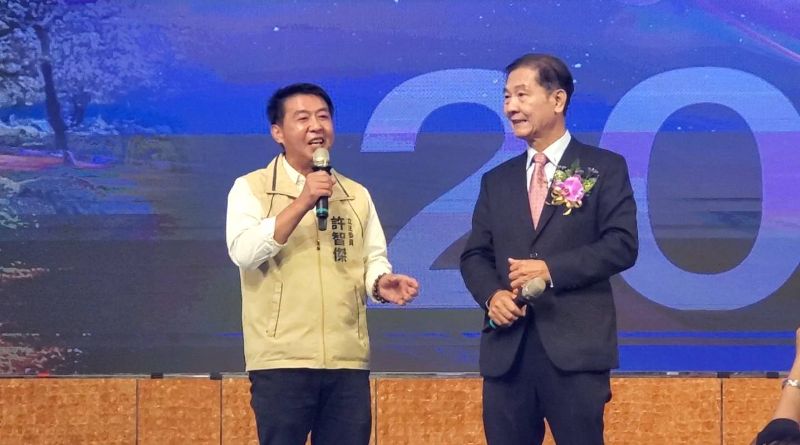 立委許智傑致詞時特別談到他的英文名字「LEER」，中文就是「李耳」，即李氐宗親的先人「老子」的名字。意喻自己對老子的推崇。(漾新聞記者陳雯萍攝)