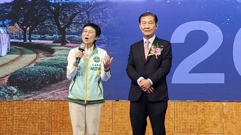 立委林岱樺就高雄市李氐宗親會創立52週年，強調人生能有幾個52年，尤其宗親會能慎終追遠，追隨長輩努力的足跡，為後世典範。意喻自己對老子的推崇。