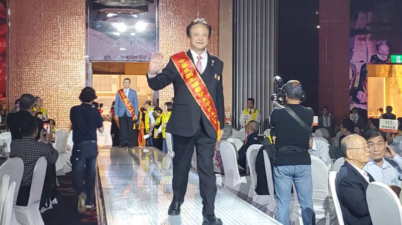 推薦人進場。圖為高醫大校友會全球總會長邱良進。(漾新聞記者陳雯萍攝)