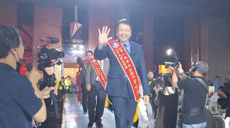 軍人出身的李俊杰，榮獲公職獎，他目前是雲璽國際股份有限公司總經理。一身從事軍旅，曾當過指揮官，高雄氣爆時，更是指揮救災，救人無數。(漾新聞記者陳雯萍攝)